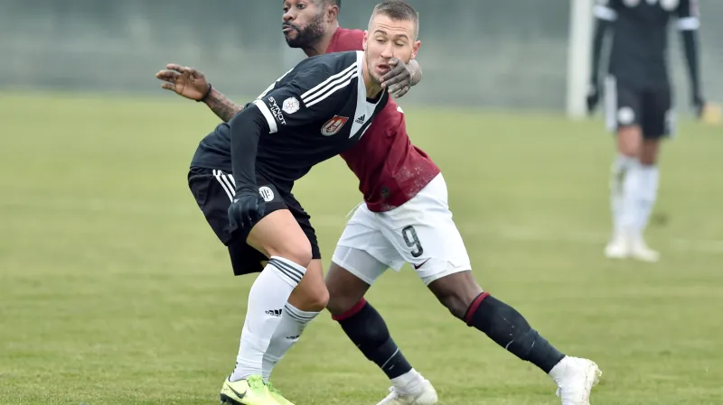 Filip Havelka z Českých Budějovic (vlevo) a Guélor Kanga ze Sparty