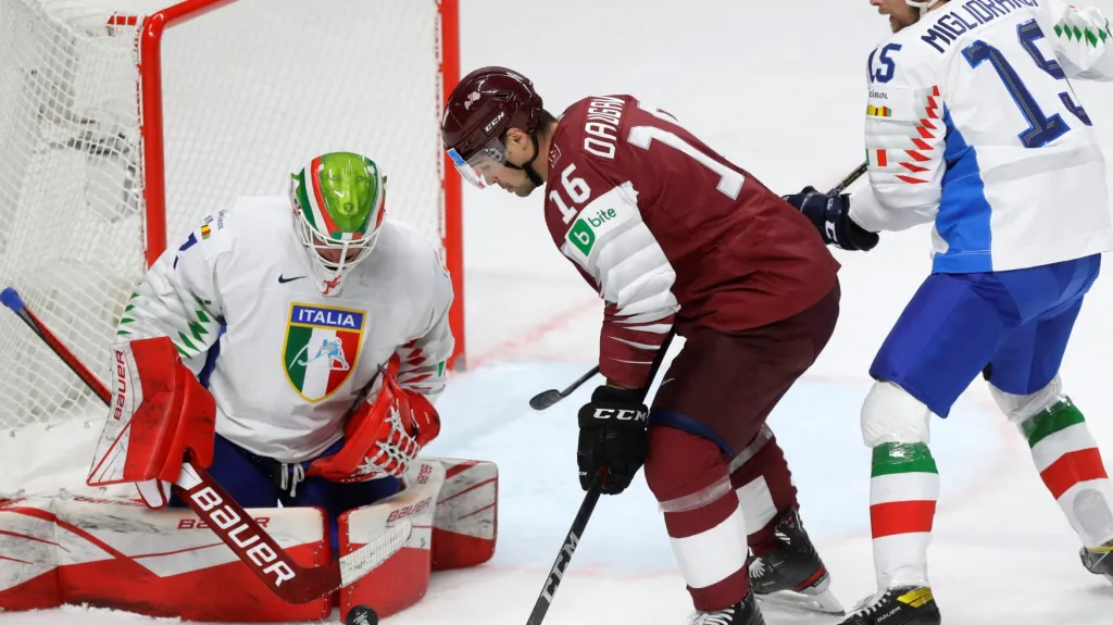 Kaspars Daugavinš před brankářem Justinem Faziem