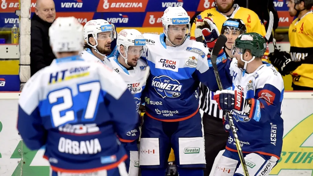 Hokejisté Komety Brno se radují v utkání proti Litvínovu