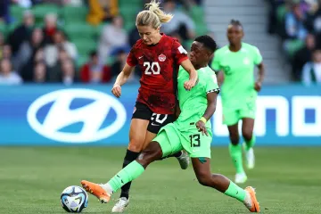 Kanaďanka Cloe Lacasseová v souboji s Nigerijkou Deborah Abiodunovou