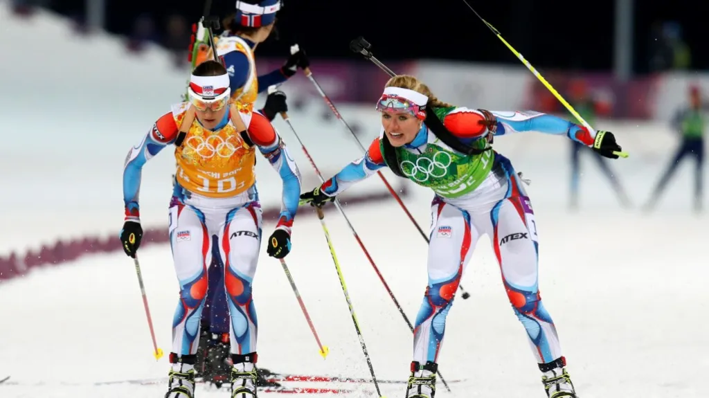 Gabriela Koukalová (tehdy Soukalová) předává štafetu Jitce Landové