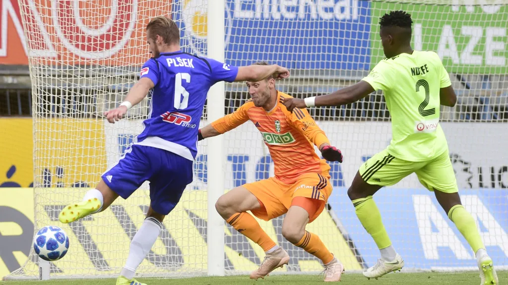 Jakub Plšek z Olomouce střílí na branku Karviné