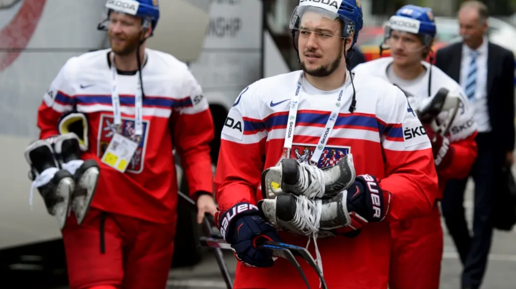 Zleva Jiří Novotný, Jan Kolář a Martin Erat přicházejí na rozbruslení