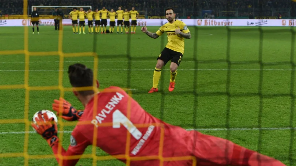 Jiří Pavlenka zneškodňuje penaltu v německém poháru