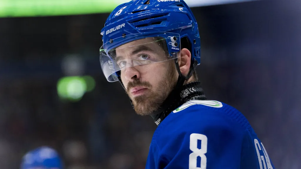 Conor Garland s chráničem krku