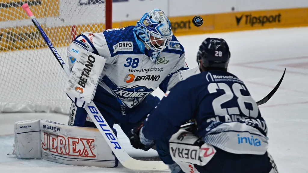 Brankář brněnské Komety Dominik Furch čelí vítkovické šanci