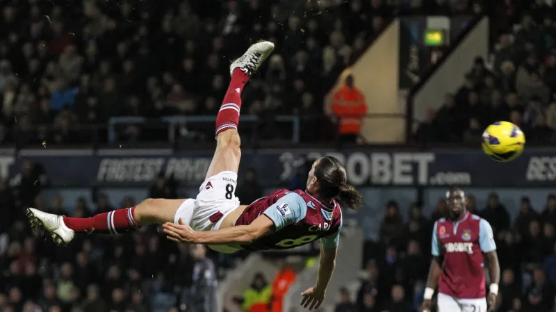 Andy Carroll v akrobatické pozici