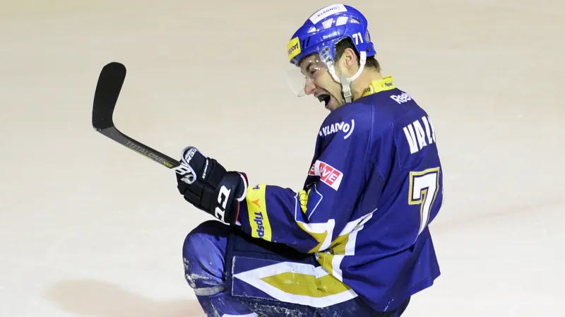 Jakub Valský se raduje z rozhodující branky do sítě Pardubic