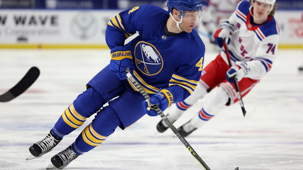 Taylor Hall v dresu Buffala