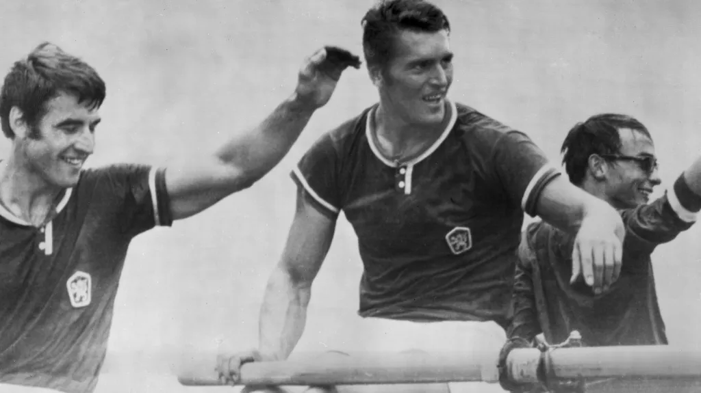 Pavel Svojanovský (uprostřed)