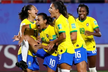 Marta (uprostřed) slaví gól se svými brazilskými spoluhráčkami