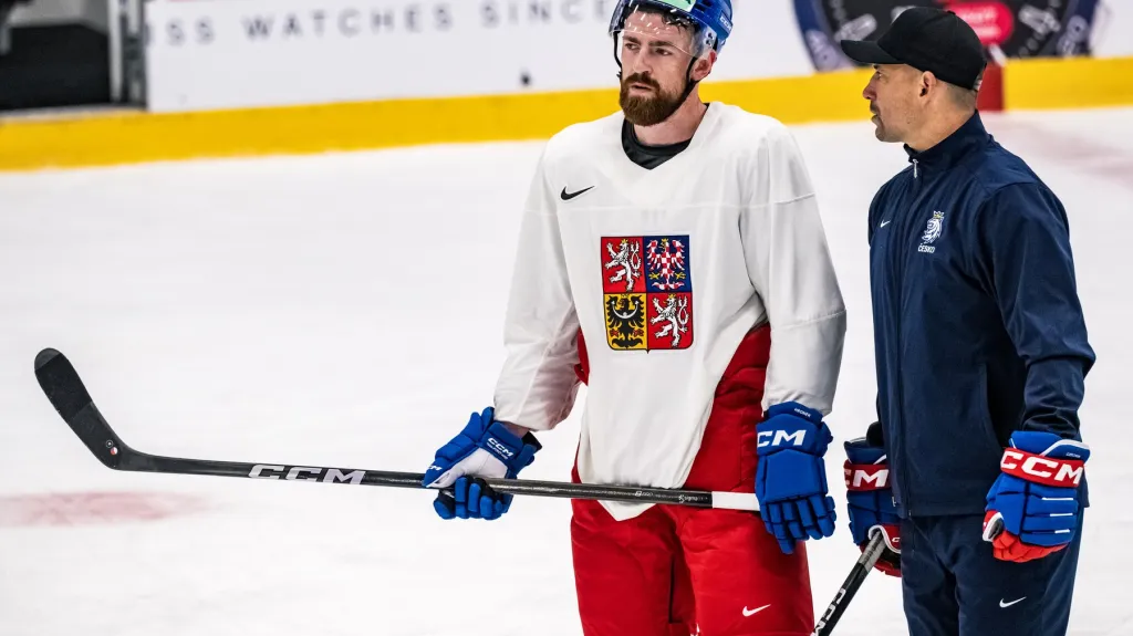Obránce Filip Hronek a asistent trenéra Tomáš Plekanec