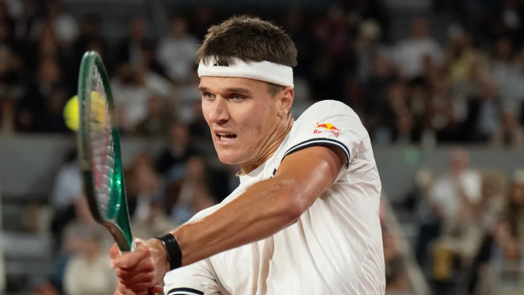 Jakub Menšík v duelu s Joaem Fonsecou na Roland Garros
