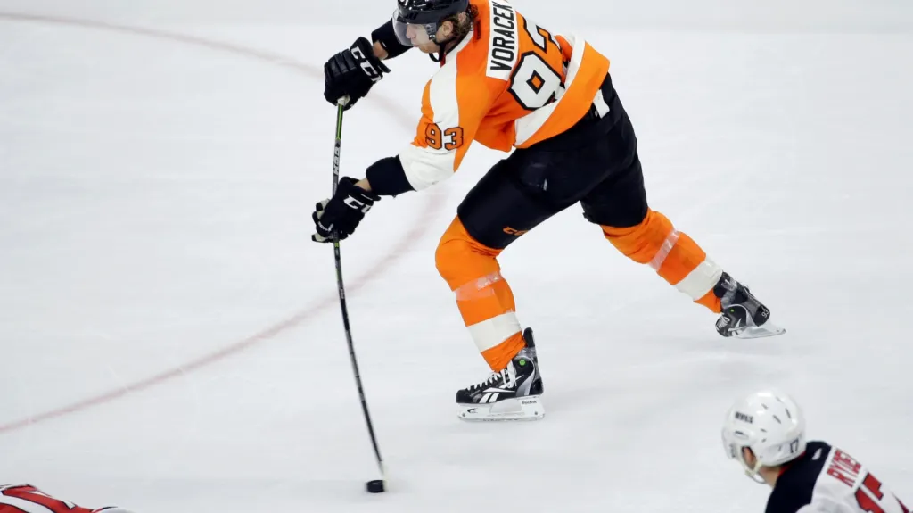 Jakub Voráček z Philadelphie střílí gól do sítě New Jersey
