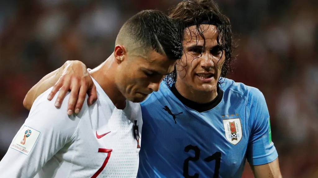 Cristiano Ronaldo z Portugalska (vlevo) pomáhá Edinsonovi Cavanimu z Uruguaye