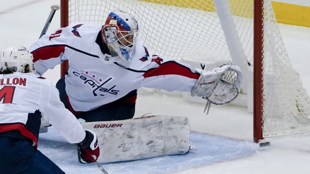 Brankář Washingtonu Vítek Vaněček