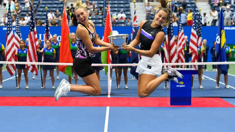 Mertensová (vlevo) a Sabalenková po triumfu v deblu na US Open