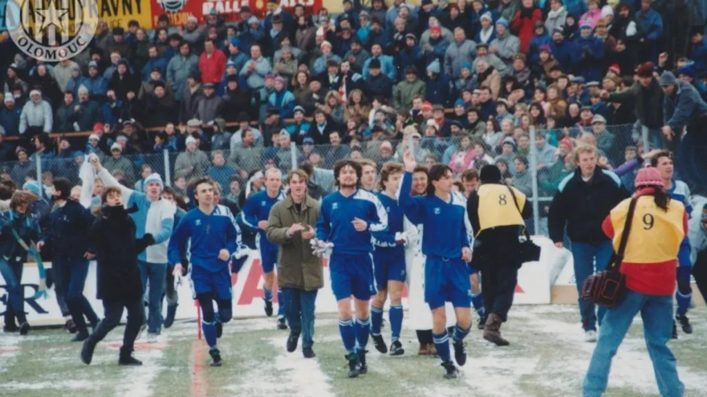 Slavící fotbalisté Sigmy Olomouc po vítězství nad Hamburkem v roce 1991