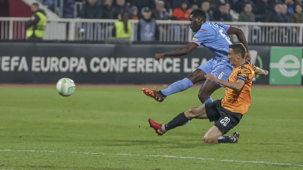 Ballkani - Slavia, Tiéhi střílí