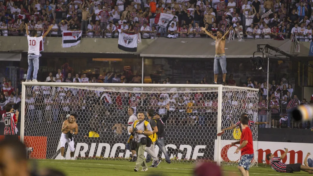 Fanoušci Sao Paula slaví poté, co rozhodčí ukončili zápas a přiřkli vítězství domácím