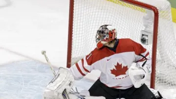 Kanadský gólman Roberto Luongo kryje jednu ze střel
