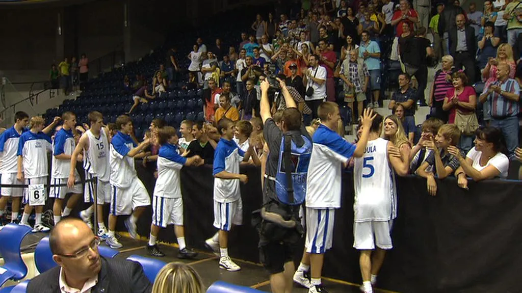 Basketbaloví kadeti se zdraví s diváky