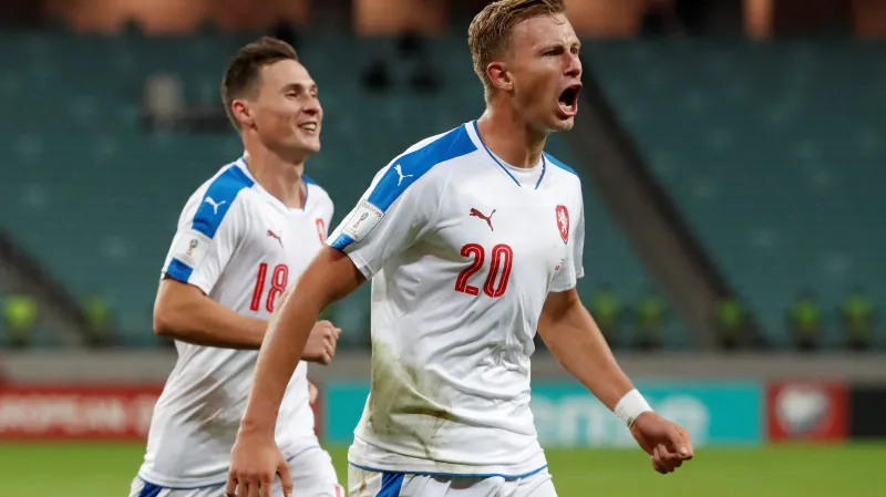 Antonín Barák (vpravo) se raduje z gólu v národním týmu
