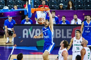 Patrik Auda smečuje do koše v utkání proti Maďarsku