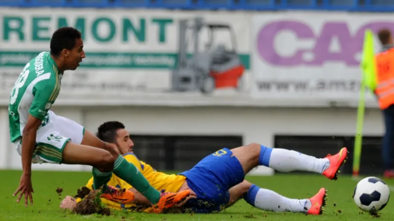 Záložník Bohemians Jhon Mosquera (vlevo) a teplický útočník Aidin Mahmutovič