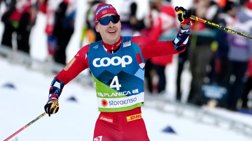 Simen Hegstad Krueger první v cíli skiatlonu