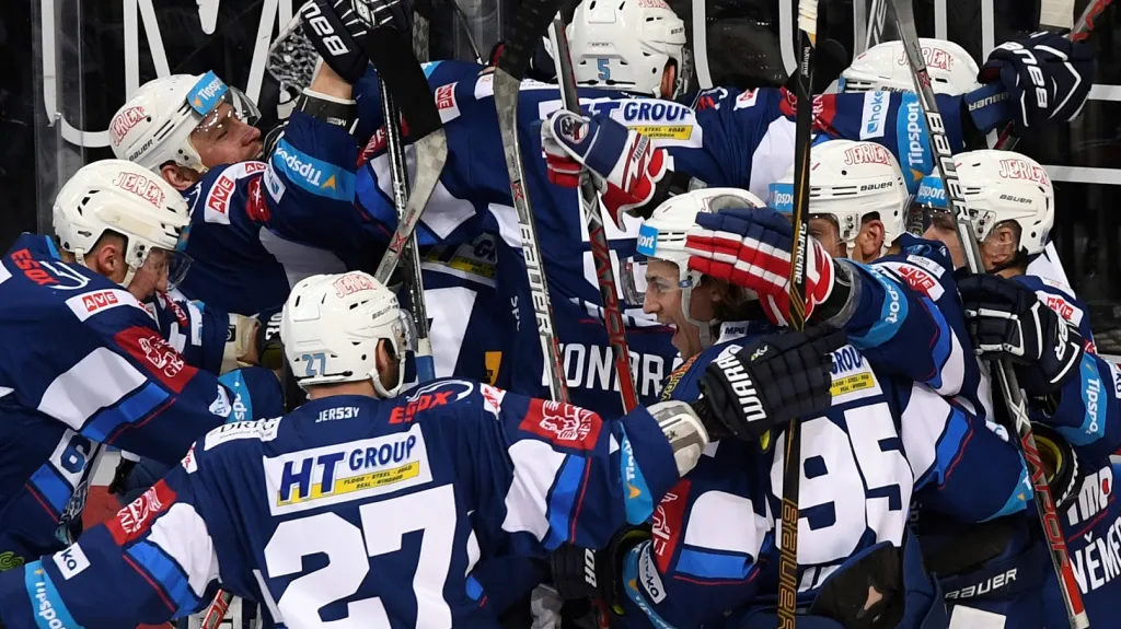 Radost hokejistů Komety Brno po brance Kováčika v prodloužení proti Spartě