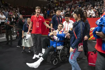 Blake Schlib s úsměvem se zraněným kotníkem