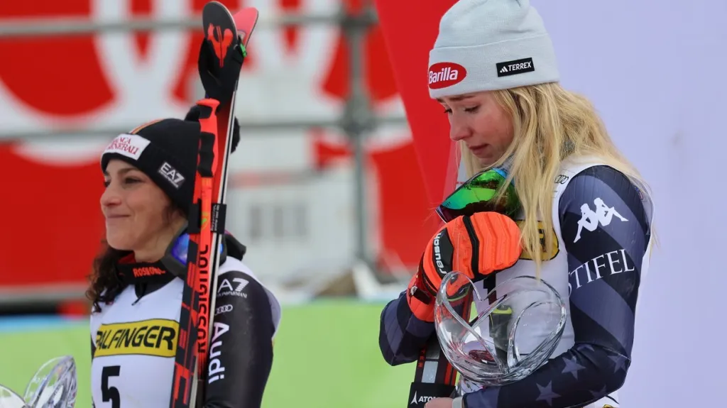 Dojatá Mikaela Shiffrinová s trofejí za 82. výhru v kariéře