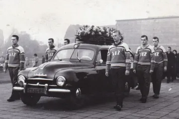 Čelo průvodu pohřbu chomutovských hokejistů