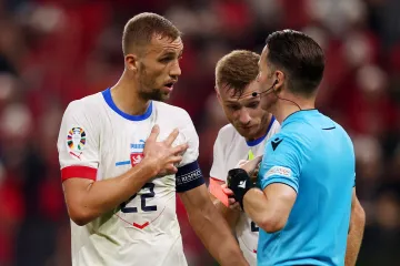 Tomáš Souček v diskuzi s rozhodčím Danny Makkeliem