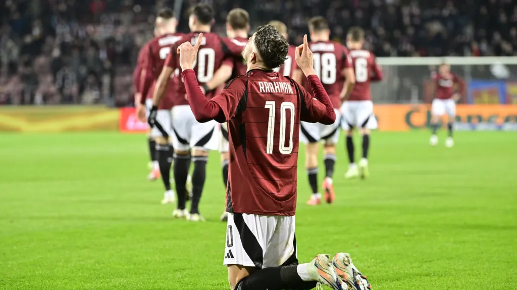 Albion Rrahmani ze Sparty se raduje z gólu do karvinské sítě