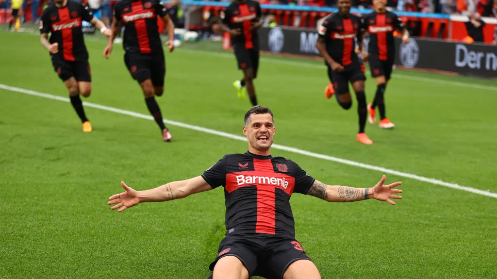 Granit Xhaka slavící gól s hráči Leverkusenu 