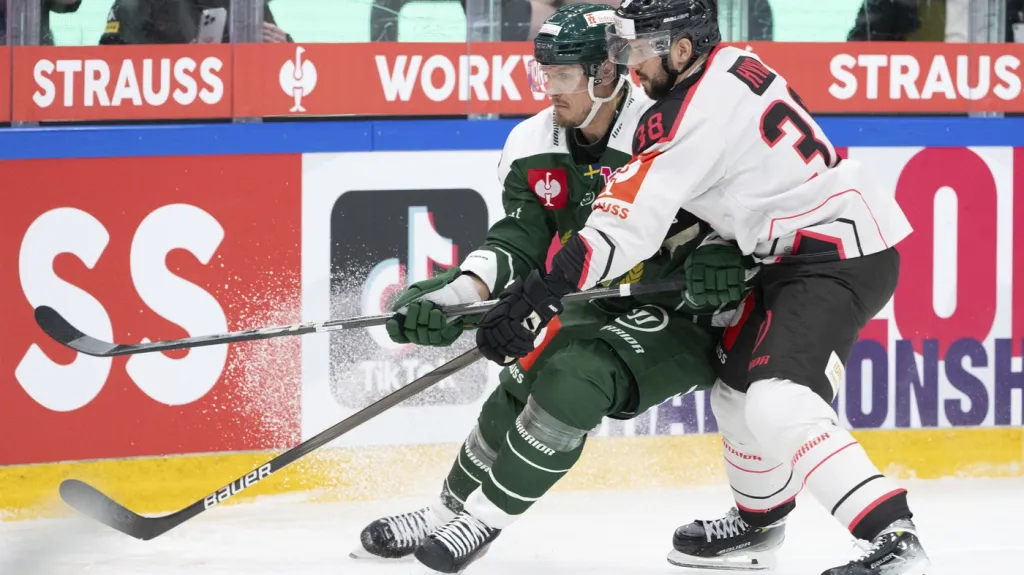 Tomáš Hyka ze Sparty (vpravo) v utkání Ligy mistrů proti Färjestadu