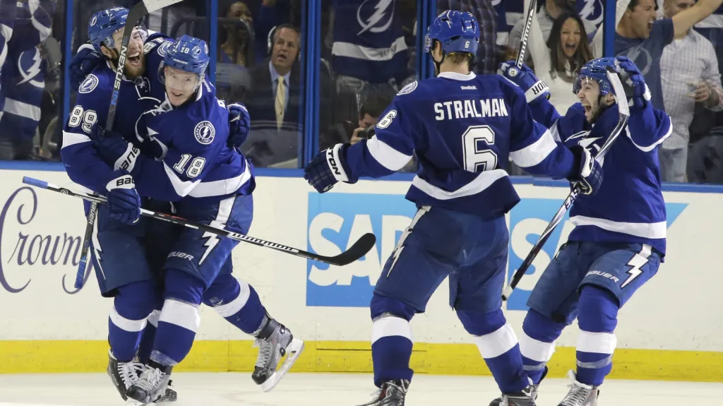 Ondřej Palát se raduje se spoluhráči