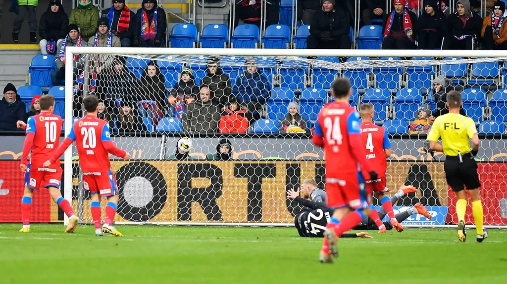 Plzeň dostává gól v zápase s Hradcem Králové