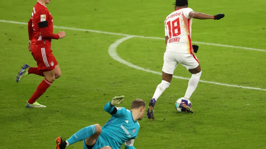 Manuel Neuer z Bayernu se ohlíží za Christopherem Nkunkuem z Lipska