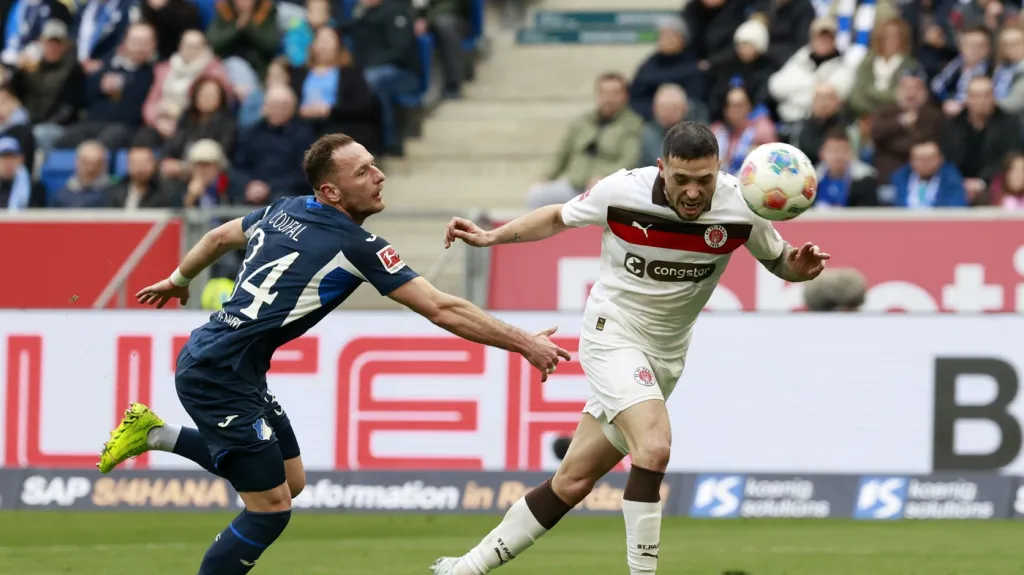 Vladimír Coufal brání skórujícího Pereiru Lageho