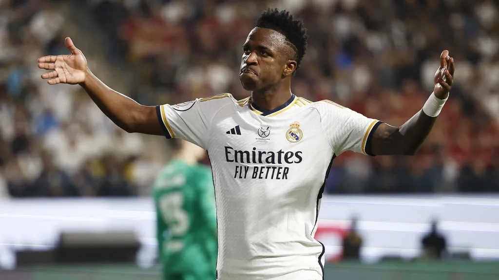 Vinícius Júnior z Realu Madrid se raduje z gólu v barcelonské síti