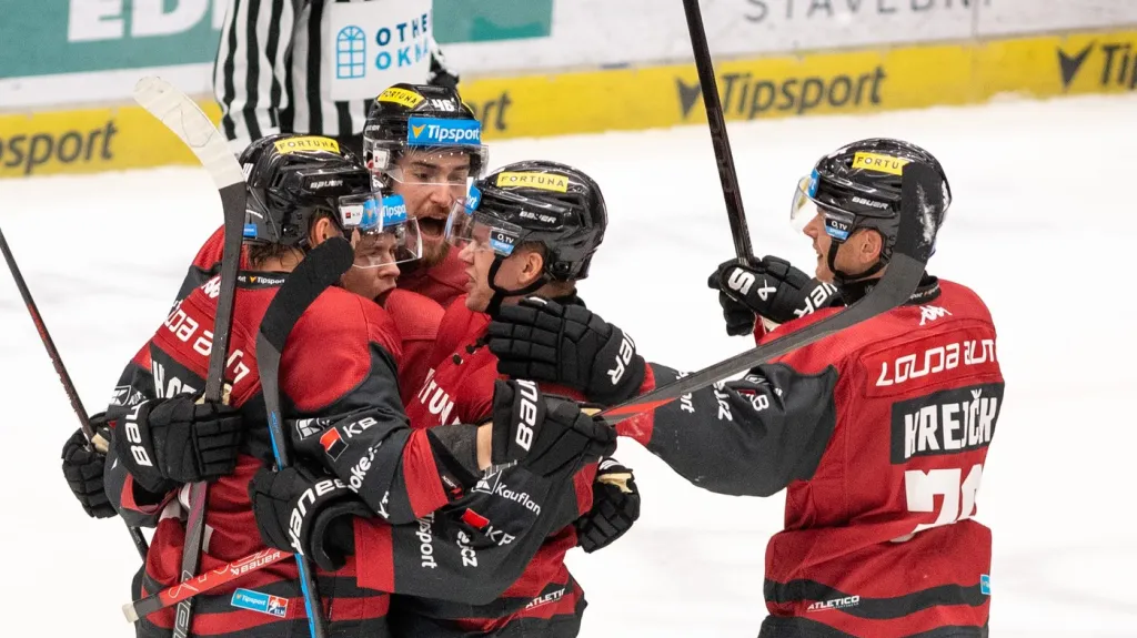 Hokejisté Sparty se radují z gólu