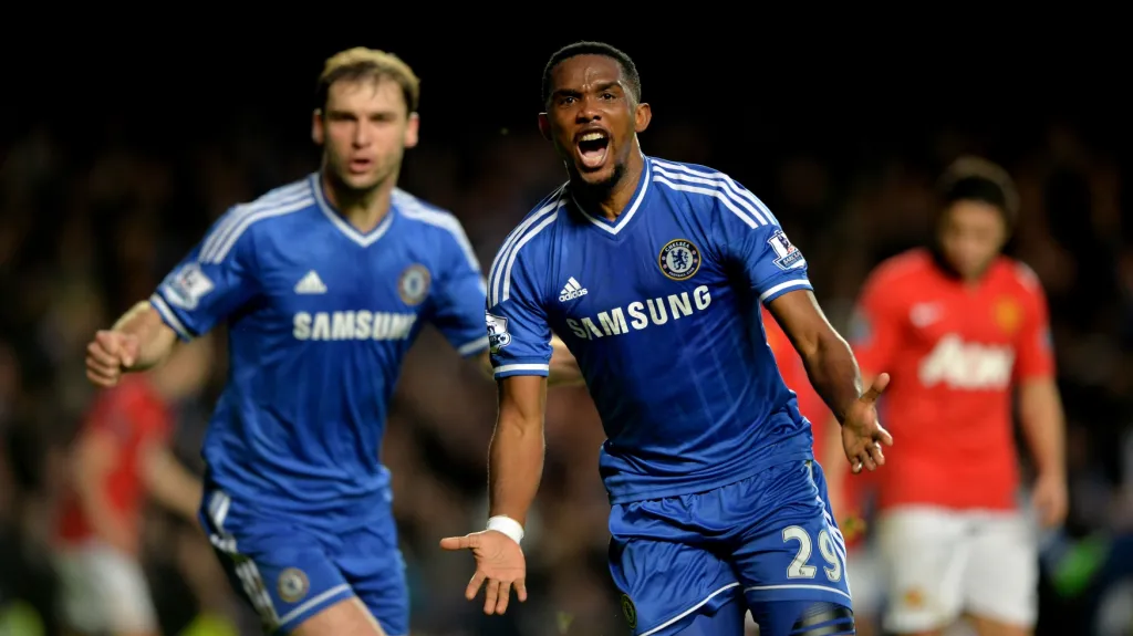 Samuel Eo'o slaví gól v síti Manchesteru United