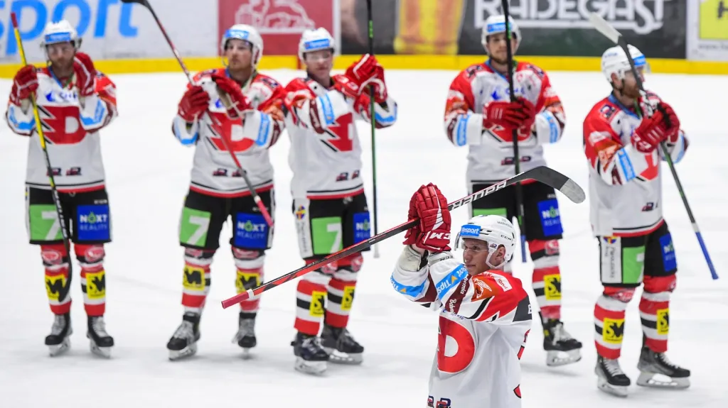 Jan Košťálek děkuje po utkání divákům