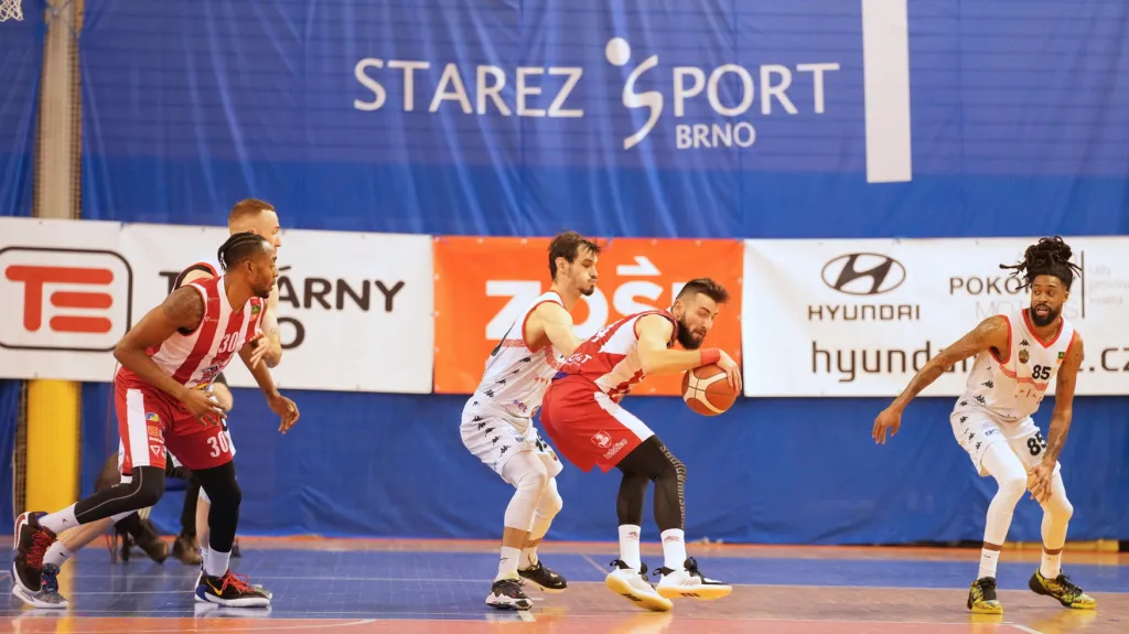 Basketbalisté Pardubic se snaží prolomit brněnskou obranu