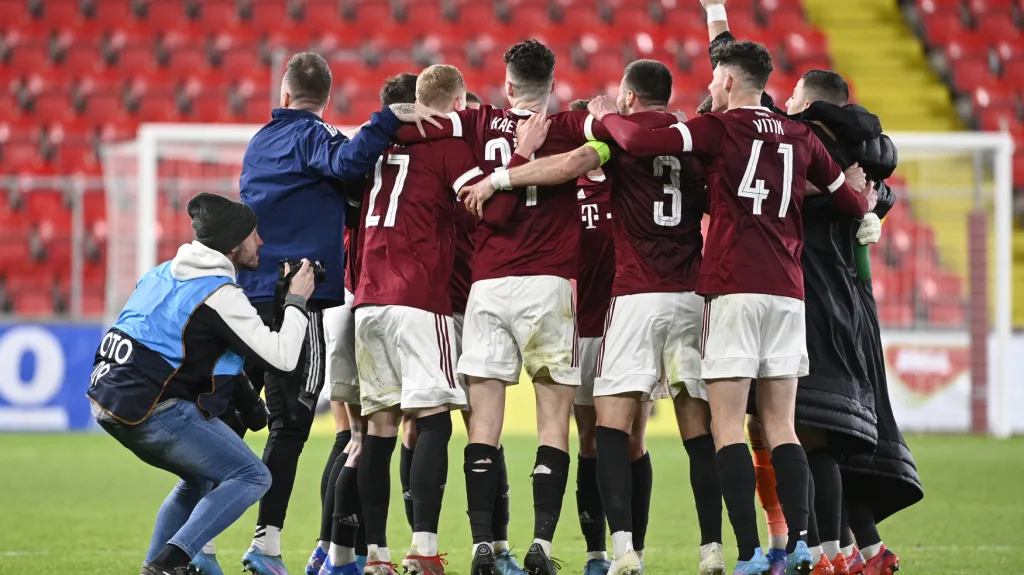 Radost hráčů Sparty po výhře v pohárovém derby