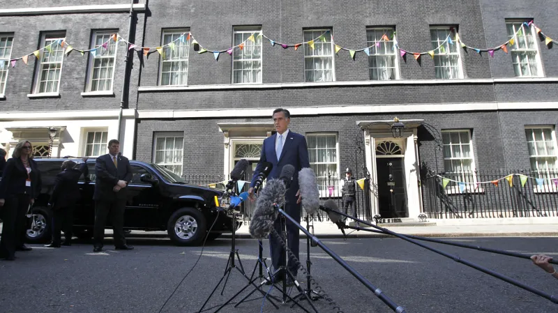 Mitt Romney před úřadem britského premiéra