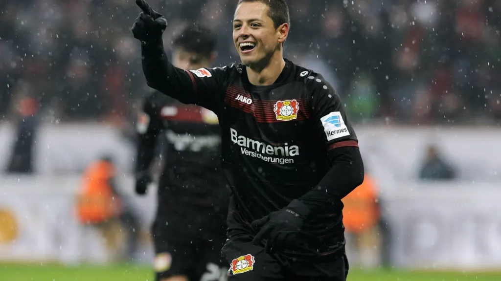 Javier Hernández slaví gól do sítě Augsburgu